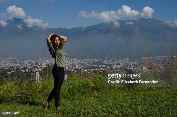 beautiful woman posing outdoors, portrait - caracas stockfoto's en -beelden