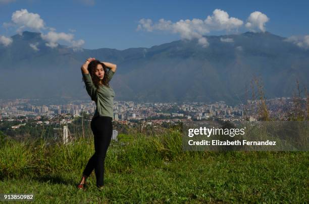 beautiful woman posing outdoors, portrait - venezuela imagens e fotografias de stock