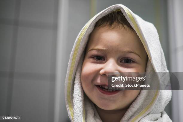 niedliche smilling junge nach bad - boy taking a shower stock-fotos und bilder