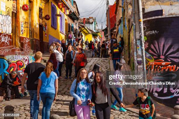 bogotá, colombia - buscando la adoquinada calle del embudo del extremo más amplio, en el histórico barrio de candelaria de la capital andina - calle del embudo fotografías e imágenes de stock