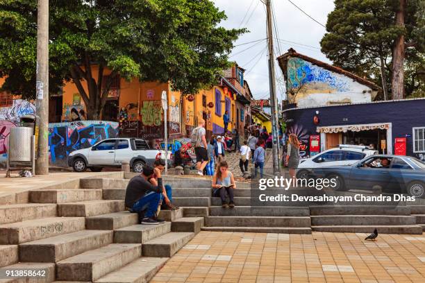 bogotá, kolumbien - lokale kolumbianer und touristen in la candelaria die altstadt der hauptstadt anden. hintergrund: calle del embudo. - embudo stock-fotos und bilder