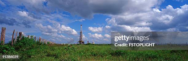 torre de aceite - plataforma para la exploración de petróleo fotografías e imágenes de stock