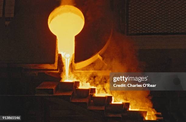 gold pouring - gold mining foto e immagini stock