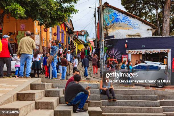 bogotá, colombia - vers gebouwde stappen in het historische la candelaria district van de hoofdstad van de andes. achtergrond: calle del embudo. - la candelaria bogota stockfoto's en -beelden