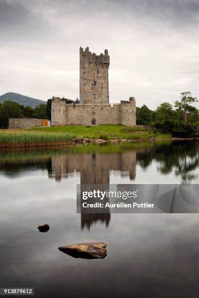 ross castle, reflet sur le lough leane - lakes of killarney stock pictures, royalty-free photos & images