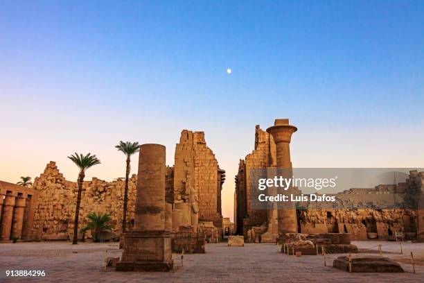 karnak temple at sunset - egyptian stock-fotos und bilder