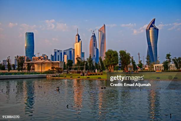 alshaheed park, kuwait city - november 10, 2017 - al kuwait foto e immagini stock