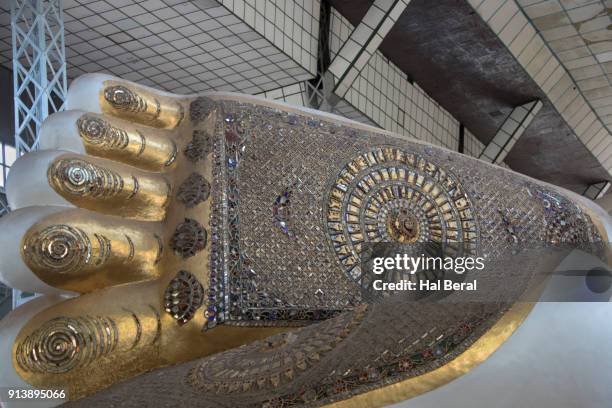 sole of foot of giant reclining buddha - dharmachakra stock pictures, royalty-free photos & images