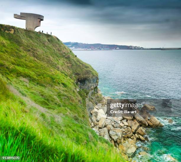 elogio al horizonte. camino de santiago - paseo por gijón. españa - gijón fotografías e imágenes de stock