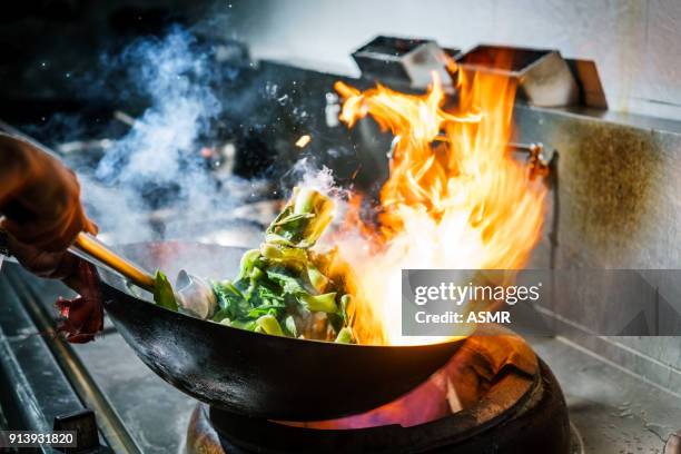 �レストラン キッチンでのシェフ高燃焼炎のストーブ - cooking pan ストックフォトと画像