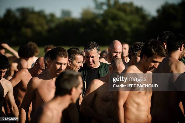 Des figurants se placent après avoir posé nus pour l'artiste photographe Spencer Tunik , le 3 Octobre 2009 dans un vignoble de bourgogne près de...