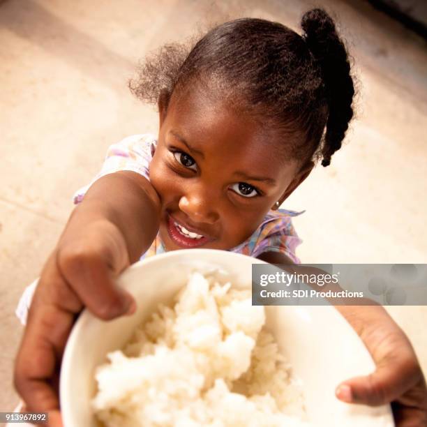 menina mantém a tigela de arroz - poverty in america - fotografias e filmes do acervo