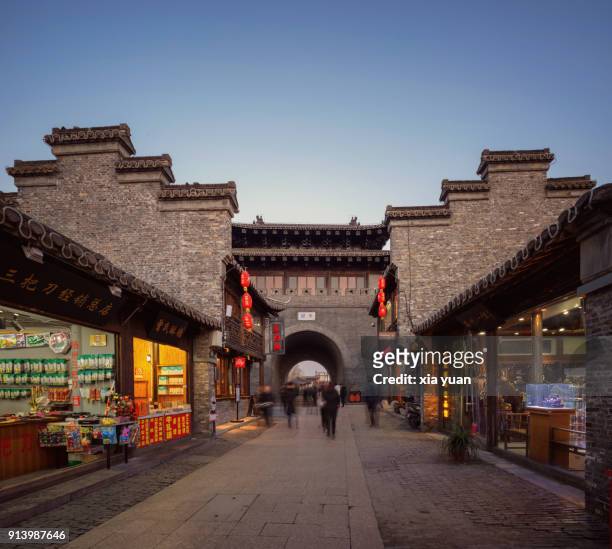 city gate in yangzhou's old city,china - yangzhou stockfoto's en -beelden