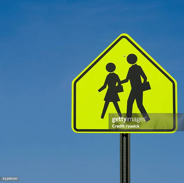 placa de travessia de crianças contra o fundo de céu azul - placa de travessia de crianças - fotografias e filmes do acervo
