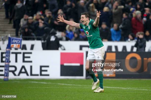 Jonathan Sexton of Ireland celebrates scoring the winning drop at the last second during the NatWest 6 Nations match between France and Ireland at...