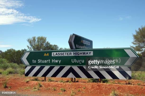 road signs on the t-intersection of lasseter highway with luritja road, northern territory, australia - kings canyon fotografías e imágenes de stock