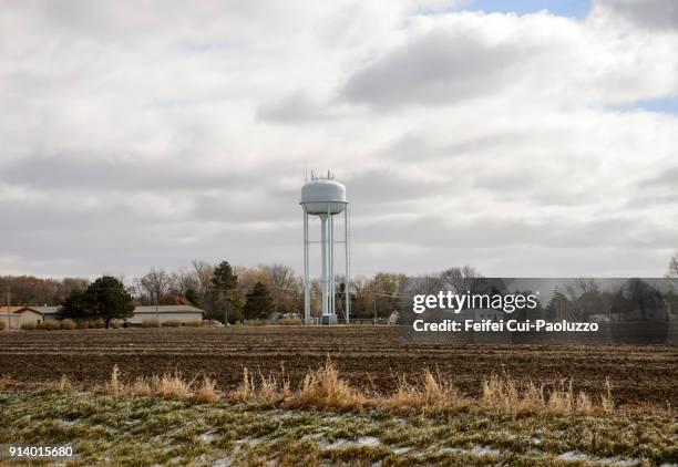 water tower and ruran scene at onawa, iowa, usa - iowa house stock pictures, royalty-free photos & images