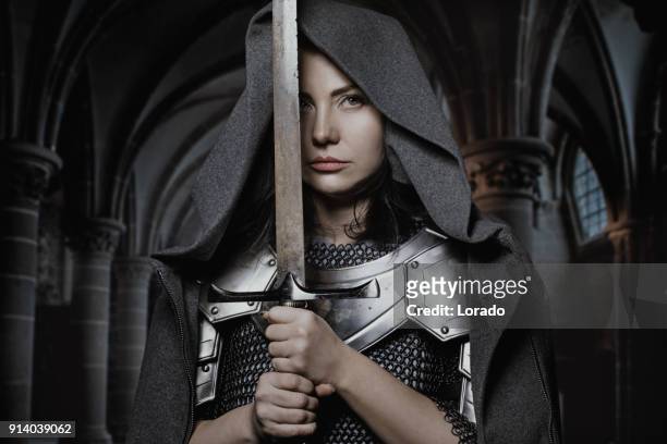 sword wielding viking warrior dark haired female in wild highland countryside - cavaleiro imagens e fotografias de stock