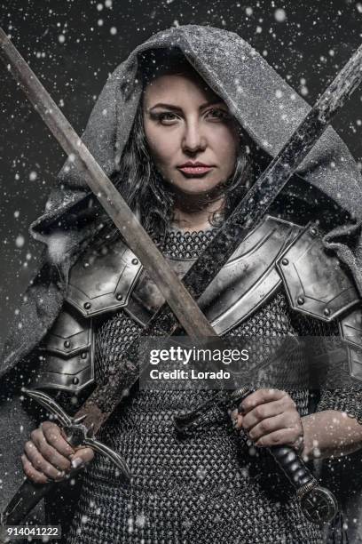 espada empuñando viking warrior morena femenina en estudio tiro - armoured fotografías e imágenes de stock