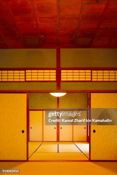 japanese traditional room - shoji fotografías e imágenes de stock