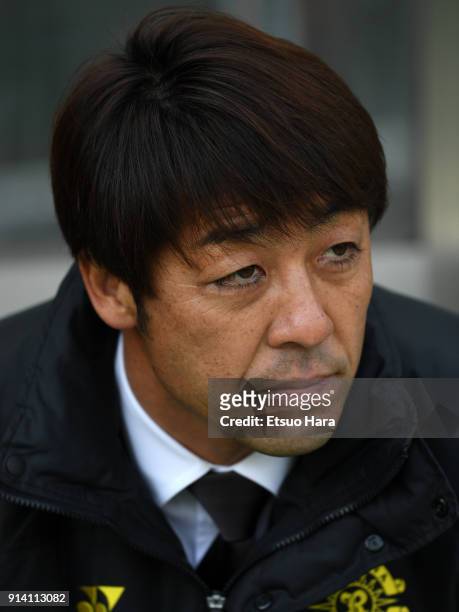 Head coach Takahiro Shimotaira of Kashiwa Reysol looks on prior to the preseason friendly match between JEF United Chiba and Kashiwa Reysol at Fukuda...