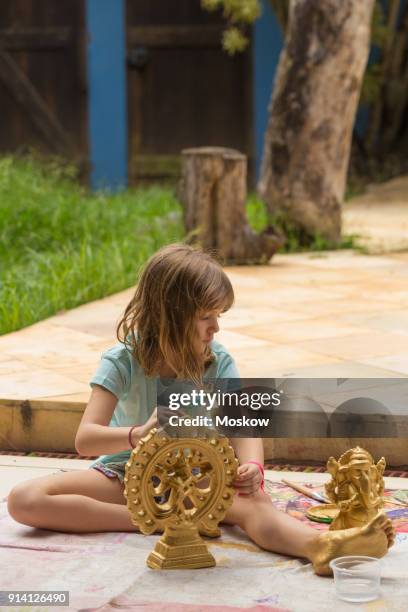 menina pinta estátuas - menina stock-fotos und bilder