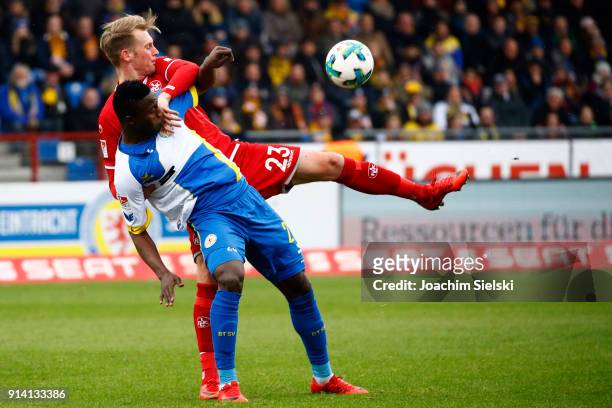 Suleiman Abdullahi of Braunschweig challenges Jan-Ingwer Callsen-Bracker of Kaiserslautern during the Second Bundesliga match between Eintracht...