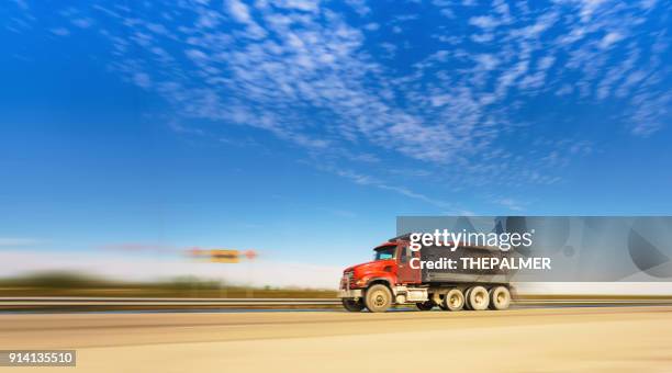 camión de descarga en la autopista - camión-de-descarga fotografías e imágenes de stock