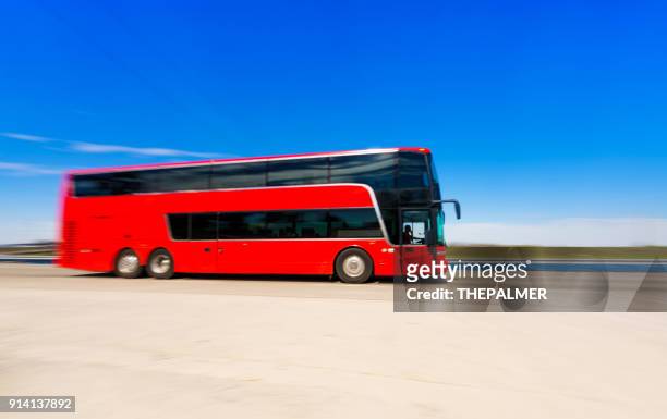 autocar sur l’autoroute - coach bus photos et images de collection