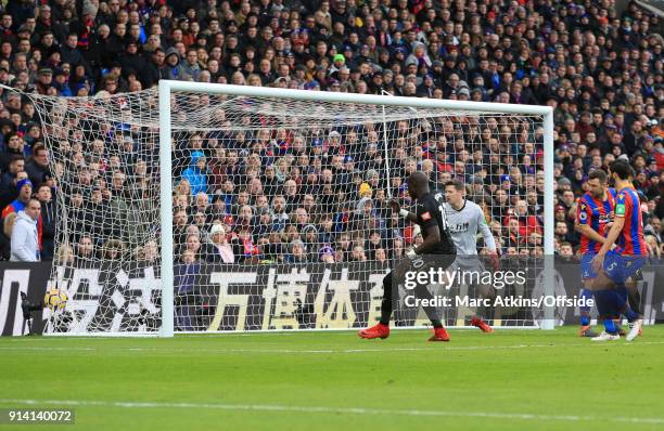 Mohamed Diame of Newcastle United scores the opening goal during the Premier League match between Crystal Palace and Newcastle United at Selhurst...