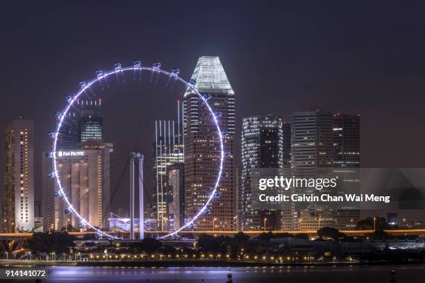 singapore cityscape at night - singapore flyer stockfoto's en -beelden