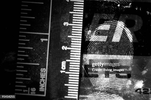 black and white fingerprint - criminaliteit stockfoto's en -beelden