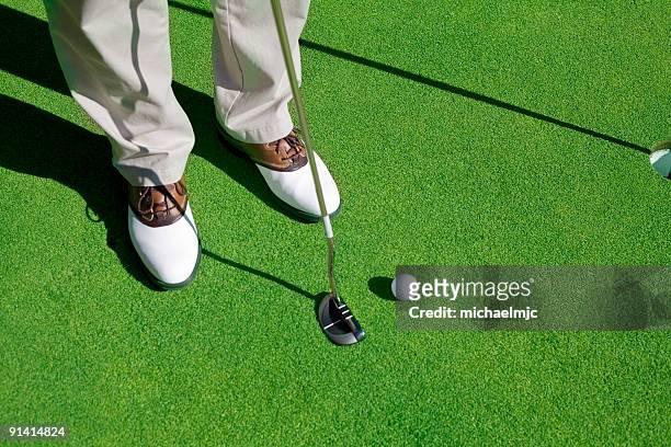 golf player trying to make the putt - golf short iron stock pictures, royalty-free photos & images