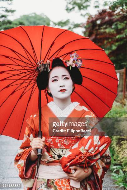 maiko mädchen in kyoto - geisha stock-fotos und bilder