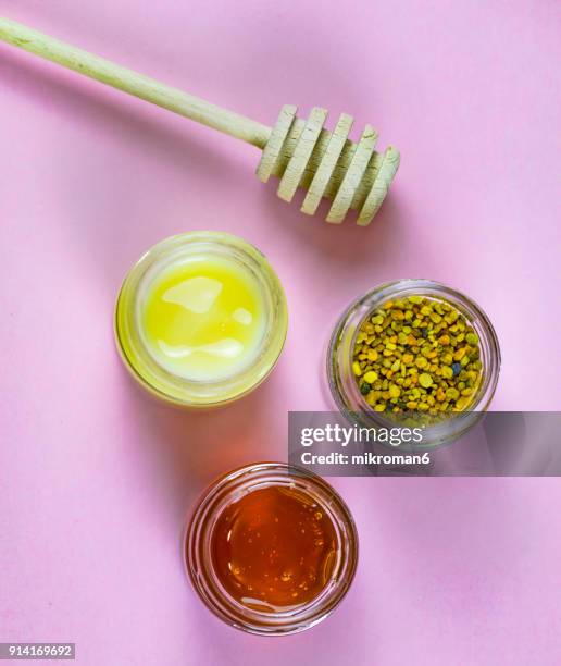 raw organic bee pollen, royal jelly and honey in jar. bee pollen granules. apitherapy - ローヤルゼリー ストックフォトと画像