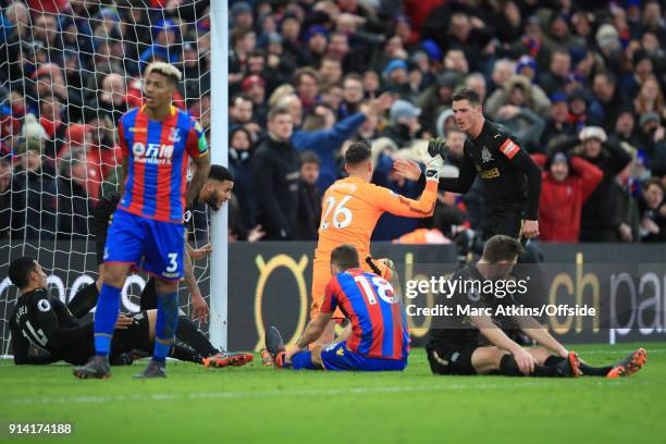 Newcastle United goalkeeper Karl Darlow thanks Ciaran Clark after he makes 2 late blocks from Christian Benteke and James McArthur during the Premier...