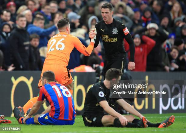 Newcastle United goalkeeper Karl Darlow thanks Ciaran Clark after he makes 2 late blocks from Christian Benteke and James McArthur during the Premier...