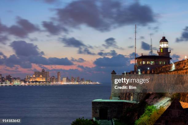 castillo de los tres reys del morro in havanna in der abenddämmerung, kuba - malecon stock-fotos und bilder