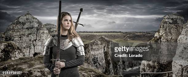 espada empunhando viking guerreiro loira fêmea jovem na zona rural das montanhas selvagens - mulher guerreira - fotografias e filmes do acervo