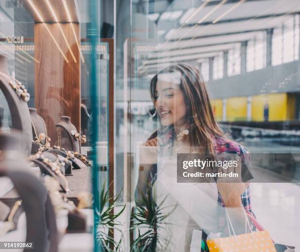 schöne frau shopping - begehren stock-fotos und bilder