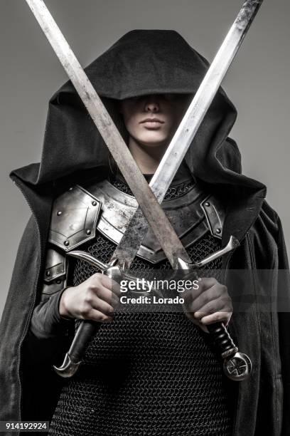 épée brandissant viking warrior jeune blonde femelle en studio photo - sword photos et images de collection