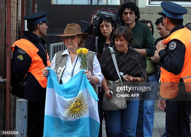 People wait to pay their respects to deceased Argentine singer Mercedes Sosa outside the Congress building in Buenos Aires on October 4, 2009....
