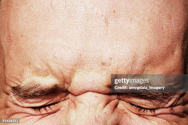 closed eyes squinting and forehead - gezichtsuitdrukking stockfoto's en -beelden