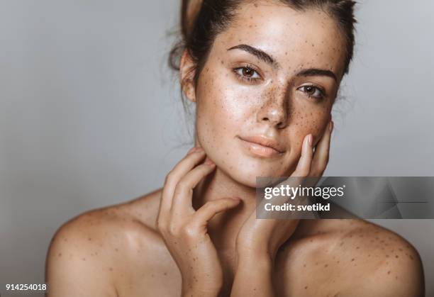 she has a captivating beauty - shiny skin stock pictures, royalty-free photos & images