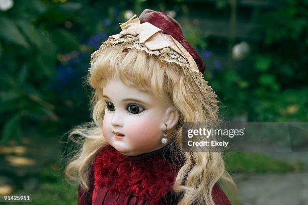 retrato de estilo francés muñeca usando disfraz de rojo. - muñeca juguete fotografías e imágenes de stock