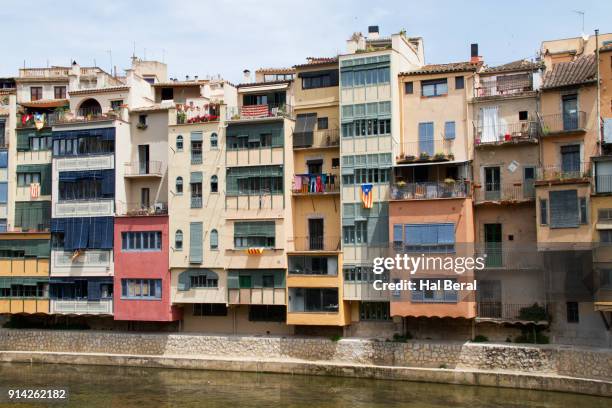 old town buildings line the onyar river in gerona - fiume onyar foto e immagini stock
