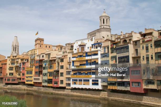 old town buildings line the onyar river in gerona - オンヤル川 ストックフォトと画像