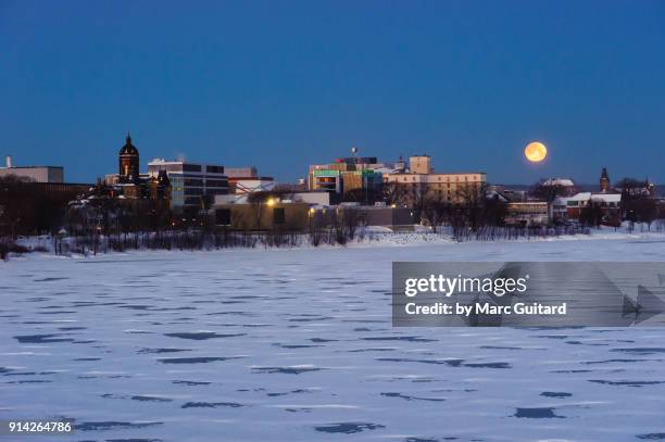 super-blue-blood moon setting over fredericton, new brunswick, canada - super blue blood moon 個照片及圖片檔