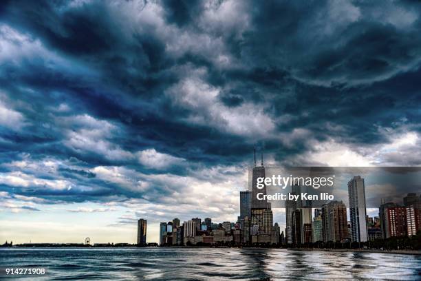 storm approaching over the skyline of chicago - lagos skyline - fotografias e filmes do acervo