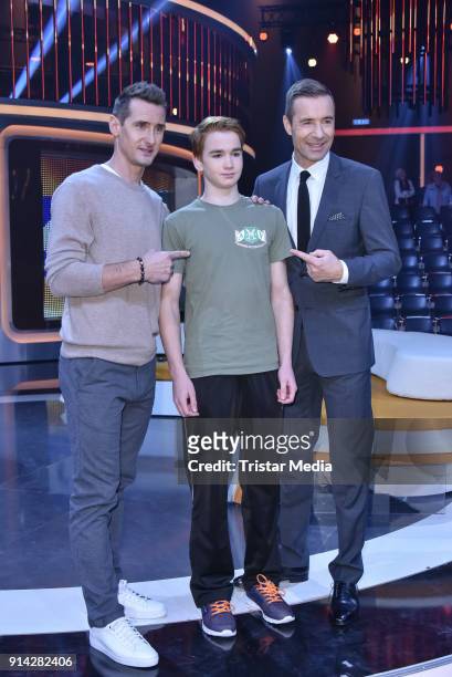Miroslav Klose, Kai Pflaume and a candidate kid during the TV Show 'Klein gegen Gross' on February 4, 2018 in Berlin, Germany.